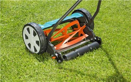 Maşină de tuns iarbă manuală cu alunecare Classic 330 Gardena